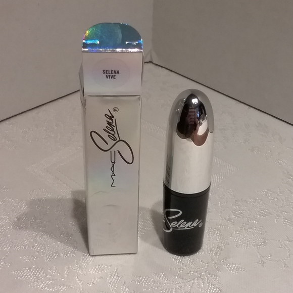 Mac Selena La Reina Lipstick in SELENA VIVE - Picture 2 of 8
